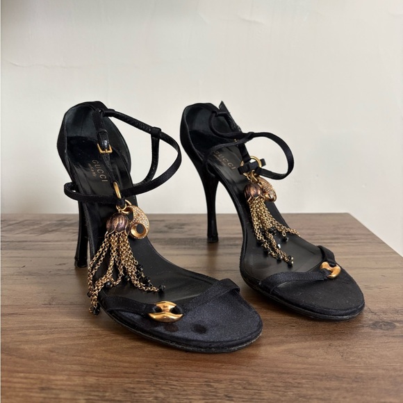 GUCCI by Tom Ford Black Satin Enamel Flower Charm Tassel Sandals Heels - Size 7 - Picture 1 of 10